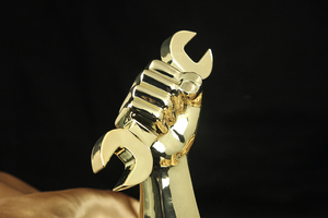Trophée de clé à molette en métal gravé personnalisé, en alliage de zinc, pour équipe Iron Man, créatif, pour <span class=keywords><strong>ingénieur</strong></span>, artisan, ouvrier du bâtiment - Product Image 4