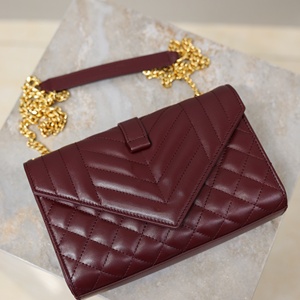 Borsa a <span class=keywords><strong>Tracolla</strong></span> Trapuntata di Lusso Bordeaux in Pelle Bovina Italiana, Hardware in Oro Massiccio Lucido, Lavorazione Artigianale di Alta Qualità - Product Image 3