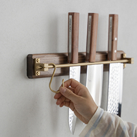 Porte-couteaux en bois de noyer avec cœur en acier inoxydable plaqué laiton pour présentoir de couteaux de chef