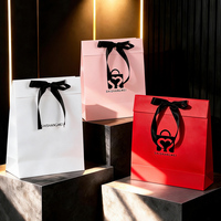 Sac à bijoux en carton satiné blanc ivoire avec ruban noir brillant, emballage cadeau minimaliste à contraste élevé pour la vente au détail
