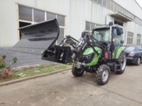 Tractor Agrícola con Ruedas Equipado con Hoja Topadora y Rotocultivador
