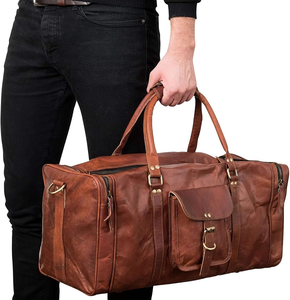 El viaje refinado comienza con esta bolsa de fin de semana 100% de cuero genuino que ofrece almacenamiento organizado, artesanía duradera y comodidad. - Product Image 2