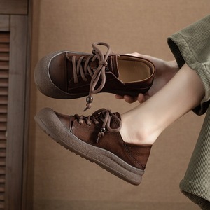 Baskets blanches de style vintage pour femmes. Bout rond, semelle souple. Tige en cuir fabriquée en cuir de vachette de première qualité. Chaussures décontractées pour femmes. - Product Image 2