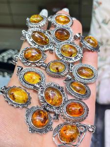 Ciondolo in Ambra Dorata Naturale con Iniziale, Design Originale, Gioiello con Cristallo Curativo Reki - Product Image 5