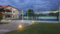Terrain de padel panoramique sur mesure de luxe en plein air avec verre trempé de 12 mm, gazon artificiel, structure en acier, salle de sport, hôtel, centre sportif