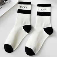 Chaussettes mi-mollet pour femmes à rayures noires et blanches, chaussettes de sport à motif de lettres printemps-automne, chaussettes en coton absorbant l'humidité