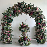 Sfeervolle bordeauxrode & luxe kunstbloemen boog bruiloftdecoratie bordeauxrode zijden rozen bloemenrij achtergrond voor op maat gemaakte bloemstukken