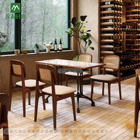 Ensemble de meubles de restaurant commercial sur mesure, canapé en rotin tissé en bois, tables et chaises adaptées aux cafés et aux bars