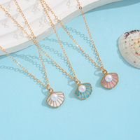 Collier tendance avec pendentif géométrique en coquillage festonné, chaîne à maillons dorés, breloque en émail et fausse perle, réglable, bijou marin, cadeau pour femme