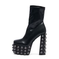 Bottines à plateforme noires pour femmes avec détails cloutés, bout carré et talon épais, style punk, bottes de soirée