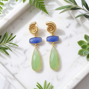 Boucles d'oreilles de luxe en calcédoine bleue et calcédoine préhnite, pendantes, en laiton plaqué or 18 carats, forme coquille d'escargot - Product Image 4