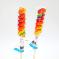 Chinois halal arc-en-ciel assorti saveur de fruits sucette spirale sucette torsion fabricant de bonbons durs gelée kilo prix de gros