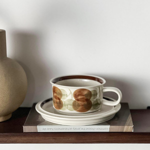 Ensemble tasse et soucoupe à café en céramique peintes à la main, motif floral rétro, style vintage finlandais, tasse à latte artistique de haute qualité - Product Image 2