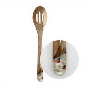 Cuillère à servir à fentes en bois d'acacia et résine époxy, moderne, avec logo personnalisé - Product Image 1