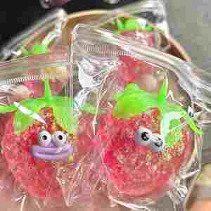 ของเล่นบีบสตรอว์เบอร์รี่ออโรร่ามอลโทสขนาดใหญ่ 8 ซม. แบบพกพา ช่วยคลายเครียด เหมาะสำหรับเด็กและผู้ใหญ่ เพื่ออารมณ์ที่ดีขึ้น - Product Image 3