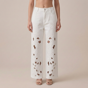 Jean <span class=keywords><strong>blanc</strong></span> large pour <span class=keywords><strong>femme</strong></span> avec broderie florale et découpes, <span class=keywords><strong>taille</strong></span> <span class=keywords><strong>haute</strong></span>, en denim, tendance, vente en gros, OEM, ODM - Product Image 1