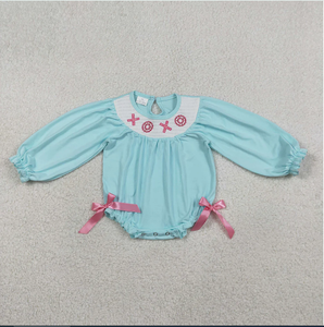 Mono de Bebé para Niñas, Modelo LR2982 XOXO, Bordado Azul, para el Día de San Valentín - Product Image 1