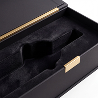 Boîte cadeau en papier magnétique portable noire de luxe personnalisée avec laminage mat et doublure en éponge pour bouteilles de vodka et de vin