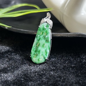 Colgante de Jadeíta Birmana Natural de Grado A con Patrones Florales Flotantes, Textura Helada y Glutinosa, Engastado en Oro Blanco de 18k. - Product Image 1