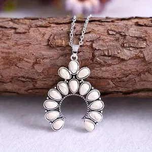Collier pendentif femme Petite Western Style <span class=keywords><strong>Naja</strong></span> Squash Blossom Turquoise Pierre Howlite avec chaîne à maillons - Product Image 1