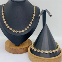 Ensemble de bijoux tendance en acier inoxydable plaqué or 18 carats avec zircon rond, collier, bracelet et boucles d'oreilles pour femme - Cadeau pour fête