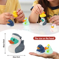 Juguetes de baño de bañera con forma de pato de goma de tiburón de PVC impresos en masa personalizados que incorporan diseños de patrones