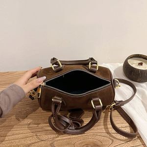 Bolso Boston de Mujer de Alta Gama con Patrón Geométrico Vintage, Detalle de Remaches y Cremallera, Correa de Hombro Tipo Bandolera, Nueva Moda 2025 - Product Image 2