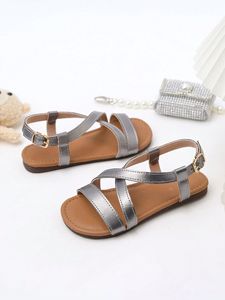 Sandales plates romaines argentées à brides croisées pour enfants – Collection été en gros - Product Image 3