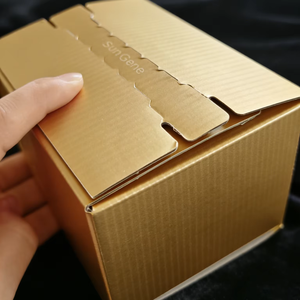 Caja de Cartón Corrugado Kraft Dorada para Envíos con Tira Desprendible y Logotipo Personalizado - Product Image 1