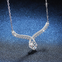 Collier pendentif en diamant Moissanite 1 carat en argent sterling S925 avec ailes d'ange Accessoire transfrontalier