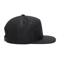 Gorra Urbana Techwear Snapback Negra Mate con Líneas Geométricas Reflectantes, Estilo Minimalista Futurista, Ajustable