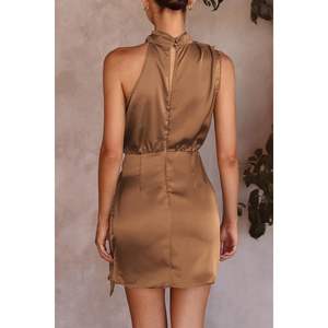 Robe de soirée courte en satin formelle pour femmes, sans manches, col montant, taille nouée, été, personnalisée - Product Image 3