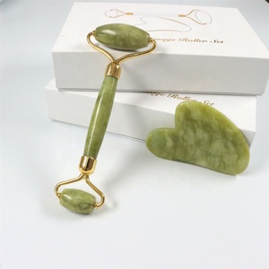 Ensemble <span class=keywords><strong>de</strong></span> <span class=keywords><strong>rouleau</strong></span> <span class=keywords><strong>de</strong></span> <span class=keywords><strong>jade</strong></span> et <span class=keywords><strong>de</strong></span> gua sha en néphrite naturelle Xiuyan avec logo personnalisé, en pierre verte <span class=keywords><strong>de</strong></span> type calcaire, à picots, pour le massage du visage, avec boîte, offrant des <span class=keywords><strong>bienfaits</strong></span> <span class=keywords><strong>de</strong></span> lifting du visage - Product Image 3