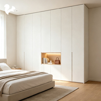 Armoire intégrée moderne minimaliste blanche sans poignée, panneaux mats, éclairage LED, étagères ouvertes, du sol au plafond, chambre à coucher, MDF
