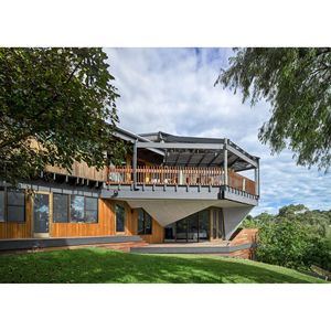 Diseño de residencia privada moderna con estructura de acero ligero, estilo de villa con exterior de madera y balcón para uso residencial. - Product Image 1