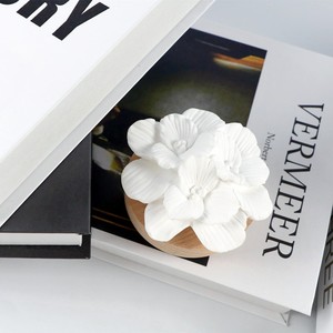Ambientador de aire de yeso aromático de cerámica perfumado a base de madera al por mayor difusor de aceite esencial de fragancia de flor de porcelana para el hogar - Product Image 4