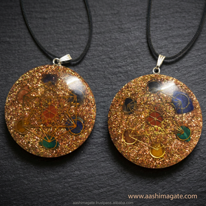 Pendentif énergétique artisanal en Orgonite de 30 mm avec pierres de chakra, gemmes, couche de cuivre et cristaux, idéal pour colliers et la pratique du Feng Shui - Product Image 3