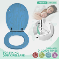 Siège de toilette ovale en bois moulé à fermeture douce et dégagement rapide, base bleue, couvercle en MDF à grain naturel jaune |   Siège de toilette