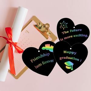 Набор для творчества Naturahand: 50 листов радужной скретч-бумаги, 10 деревянных стержней для скретч-арта и 50 красных ниток - Product Image 5