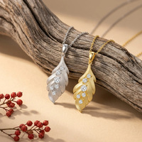 Kalung Perak S925 Berlapis Artisan dengan Liontin Daun Moissanite Bulat, Perhiasan Terinspirasi Alam yang Delikat untuk Wanita, Cocok untuk Sehari-hari dan Hari Jadi