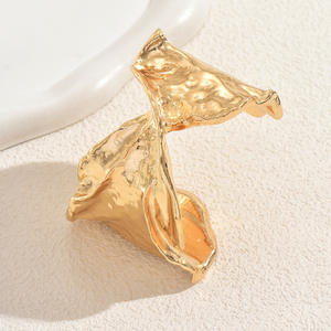 Bracelet en gros, nouveau design géométrique en titane, plissé irrégulier, bracelet polyvalent de luxe pour femmes, tendance, avec diamants - Product Image 3