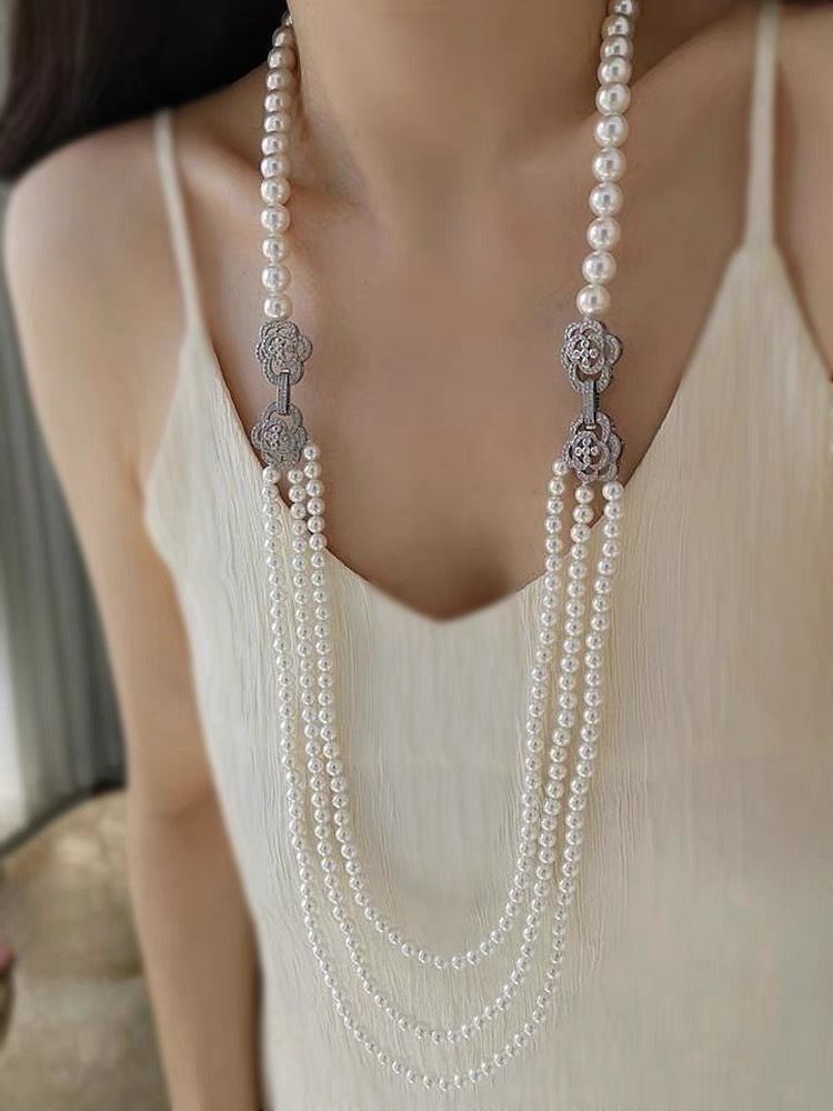 Chaîne de pull classique à double boucle fleurie, blanche et polyvalente.