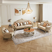 Table d'appoint ronde de luxe avec plateau en marbre orange et cadre en bois sculpté à la main avec feuilles d'or pour une décoration classique de la maison
