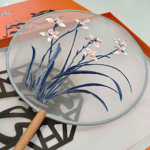 Abanico de Bambú Bordado con Flores Tradicionales, Ecológico, Portátil, Artesanal, Estilo Japonés, con Diseños Grabados - Product Image 4