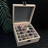 Vente en gros de modèles de collections de spécimens de minéraux de roche en cristal naturel avec bouteille en verre et costume de présentoir de spécimen de pierre brute
