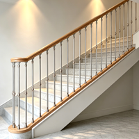 Rampe d'escalier moderne en alliage aluminium-magnésium argenté-doré, balustres et meneaux en fer forgé pour villa