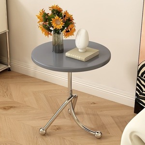 Table basse d'angle moderne et minimaliste de style nordique en acier durable avec plateau en bois de cerisier, idéale pour salon, côté canapé ou comme mini table de chevet. - Product Image 5
