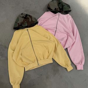 Sweat à capuche zippé rose en molleton de coton avec logo personnalisé, motif camouflage, col à bords bruts, vêtement de sport pour femme, coupe ample - Product Image 5