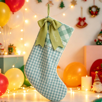 Meia de Natal de Lona Xadrez Personalizada por Atacado com Detalhe de Laço para Decoração de Feriado em Estilo Fazenda