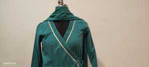 Elegante Vestido Maxi de Satén Verde Esmeralda con Diseño de Escote en V con Lentejuelas y Lazos, Mangas Tres Cuartos - Product Image 3